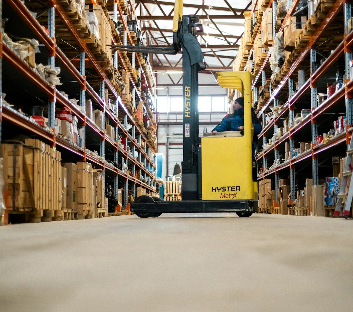Lối đi giữa các kệ pallet trong kho